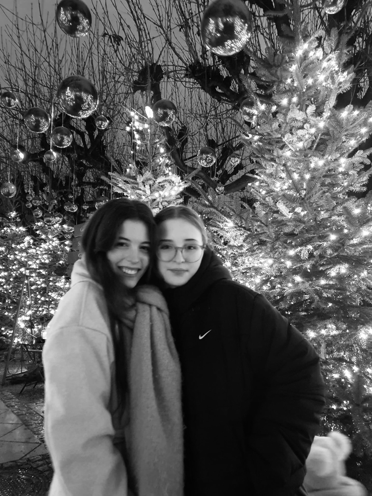 Meine Schwester und ich am Weihnachtsmarkt